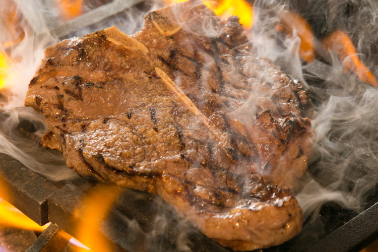肉料理は当店1番人気メニューです★