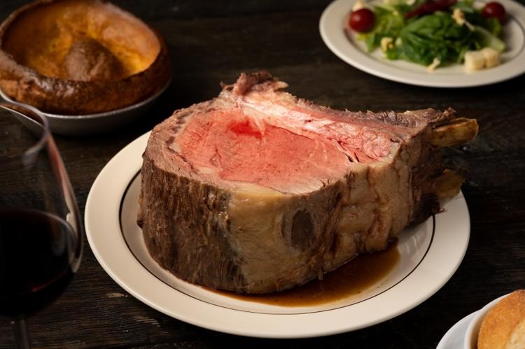 じっくりと焼き上げるプライムリブ
