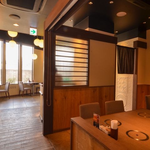 朝はカフェ、昼はランチや定食を提供