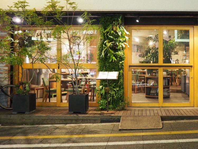 駅から徒歩10秒。緑の多いお店です。