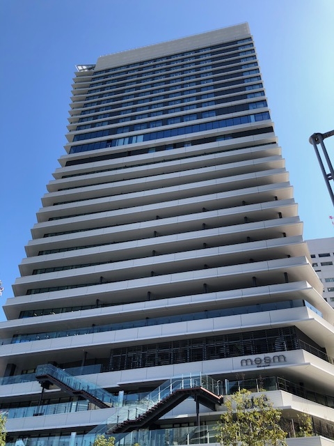 店舗は新しいビルの1F