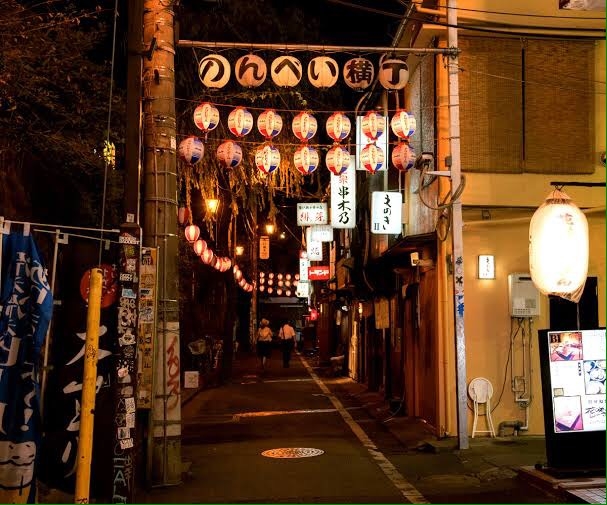 個性豊かな居酒屋が所狭しと軒を並べる横丁