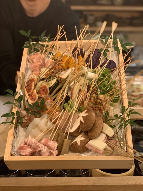店主の繰り出す独創的な串揚げ