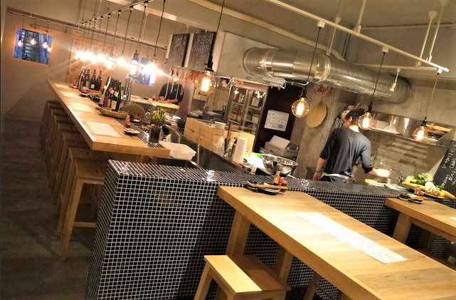 オープンキッチンの明るいお店です♪