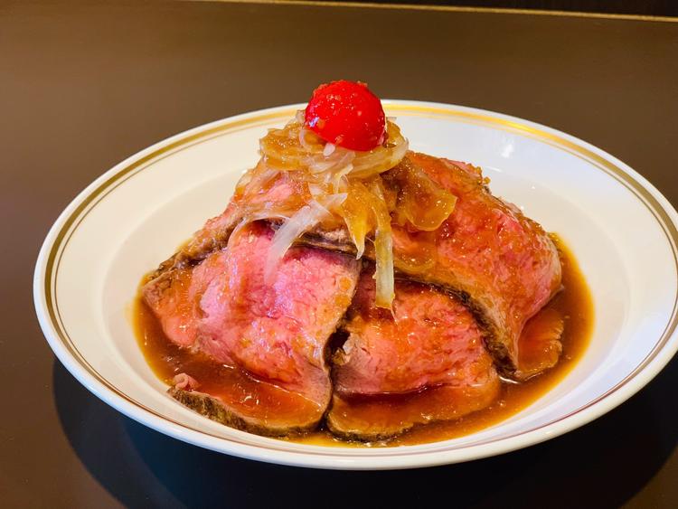 ランチの看板メニューのローストビーフ丼
