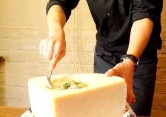 パルミジャーノチーズの中で作るリゾット