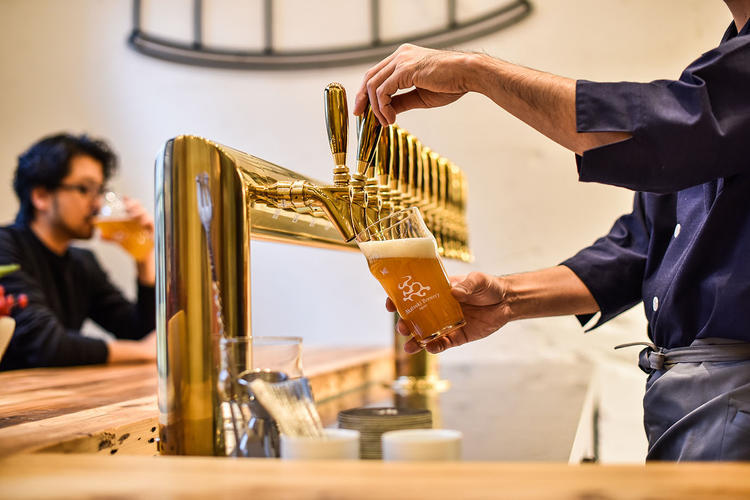 注がれるビールたちを眺めながら一杯