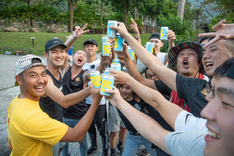 みんなで乾杯!楽しく明るい職場です