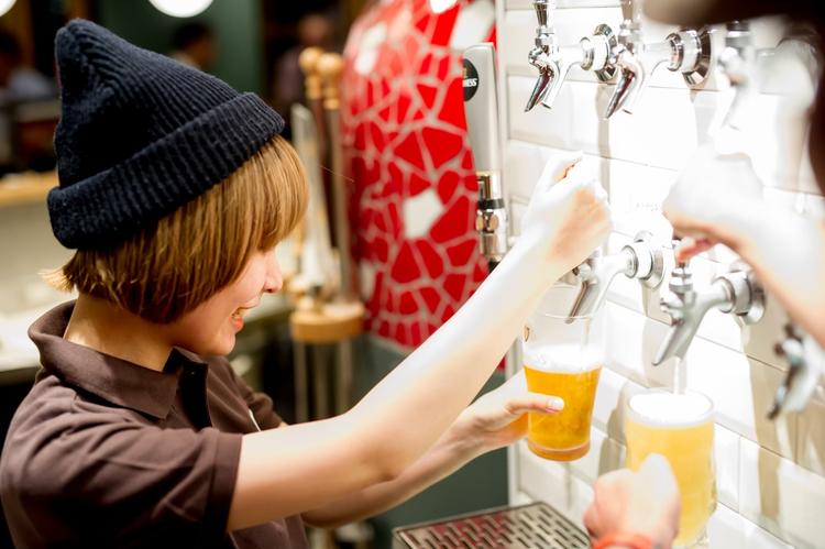 ビールは泡の入れ替えにもこだわります!