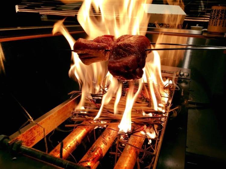 土佐赤牛を店内で藁焼き