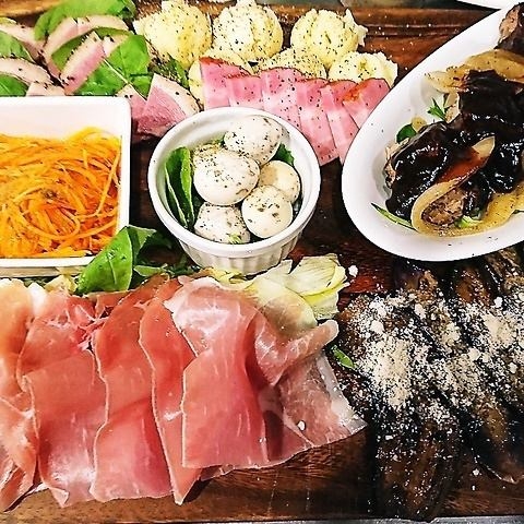 前菜と燻製の盛り合わせ