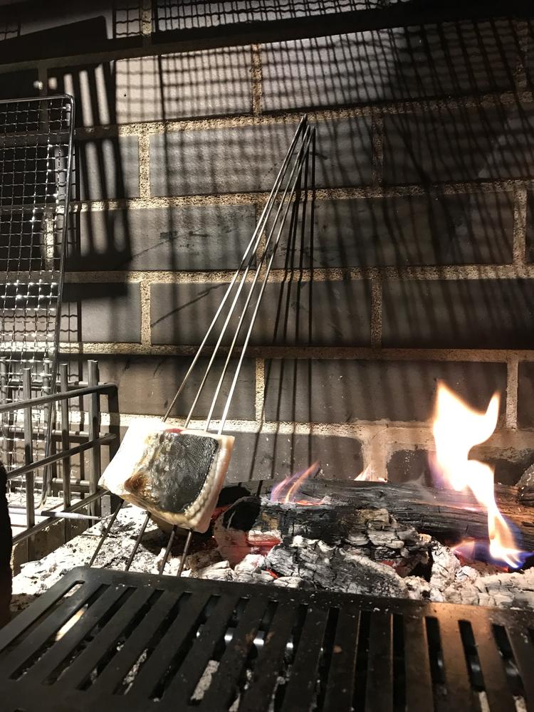 こだわりの食材の薪焼き。