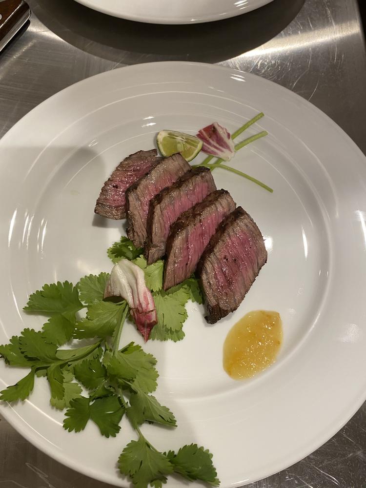 メインは炭火で仕上げたお肉料理