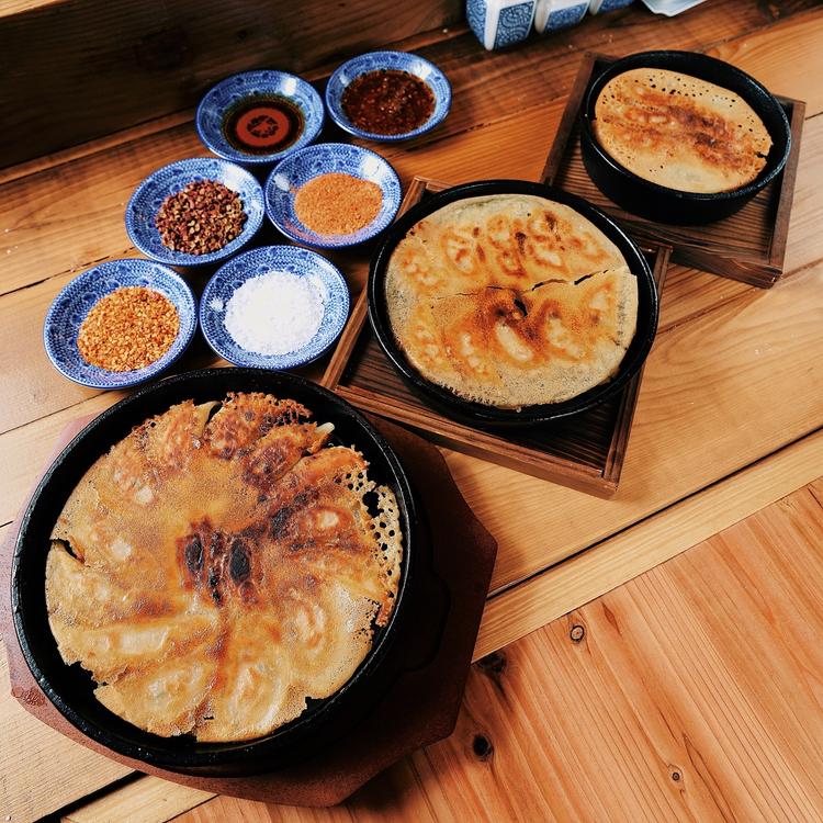 お酒が進む!熱々の【名物鉄鍋餃子】