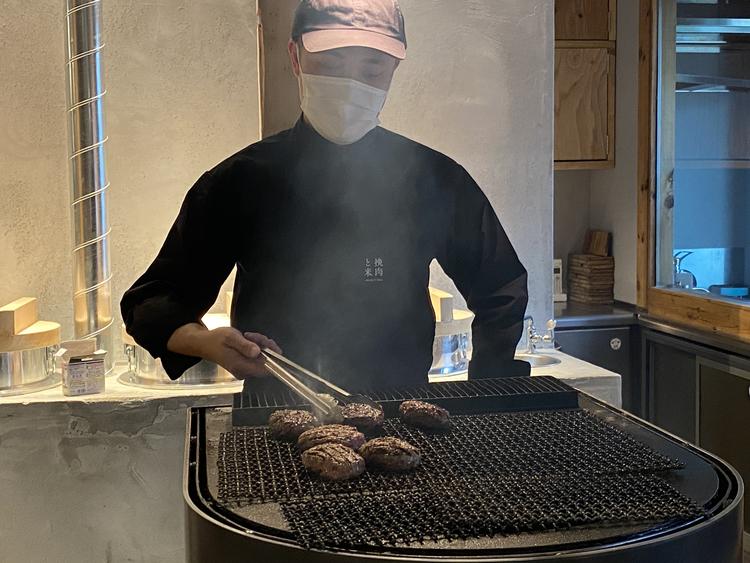 中央の大きな焼き場でハンバーグを調理