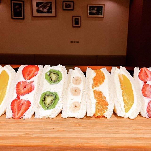 ランチタイムはフルーツサンドのカフェ