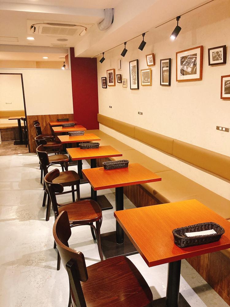 新しい店舗内は暖かい雰囲気に