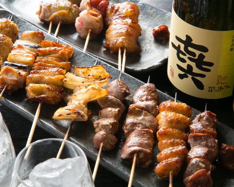 朝びきの鳥を焼き上げる焼き鳥が大人気