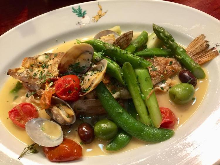 富山から鮮魚を仕入れるので賄いも美味!