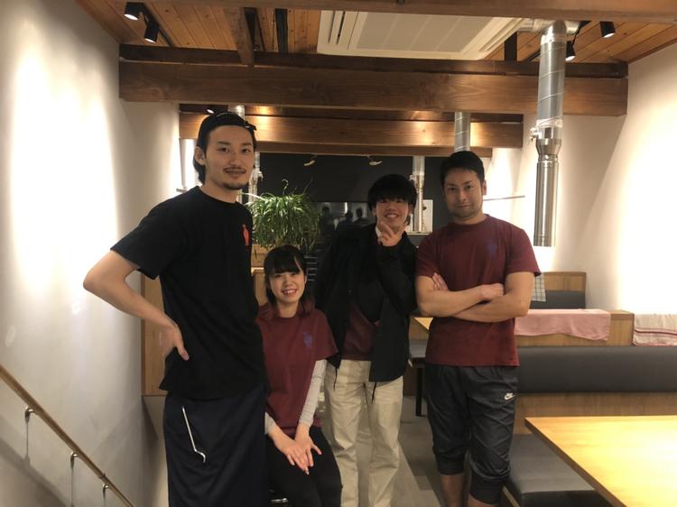 学生を中心にみんな仲良く仕事してます♪