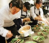 皆で協力し一皿一皿を大事に盛りつけ