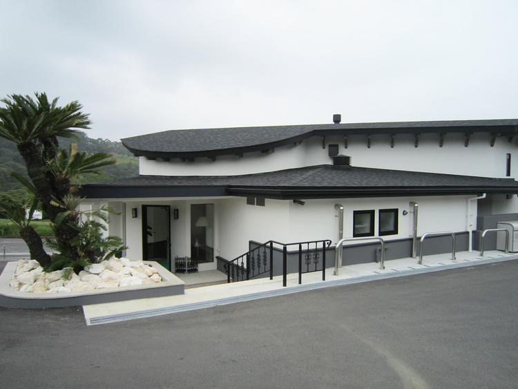 駐車場から店舗外観