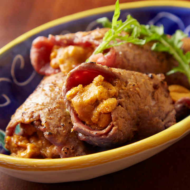 当店看板メニュー「生ウニの肉巻き」