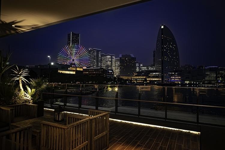 店舗のテラス席から見せる横浜の夜景!