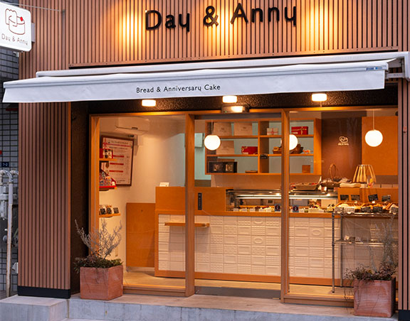 地元の方々に愛されるこじんまりとした芝店
