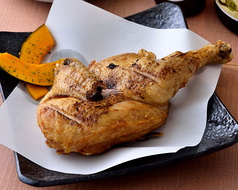 圧力をかけた丸鳥のハーフの素揚げ