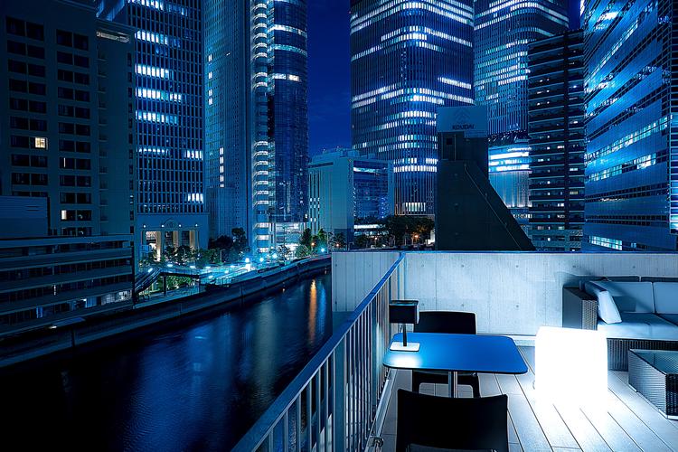 テラス席は広々&夜景も最高です!