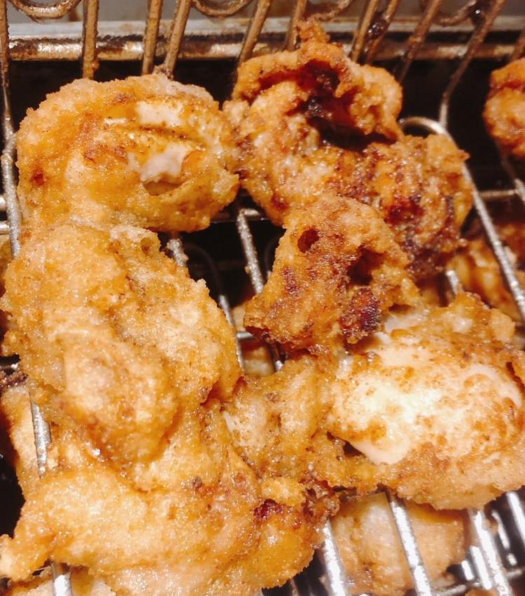 自慢のフライヤーで揚げた唐揚げ