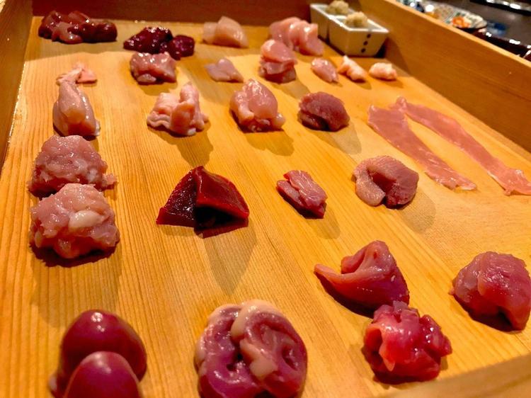 圧巻の鶏刺し25種!鶏のすべてを学べます