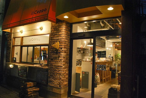 18席のこじんまりとしたお店です