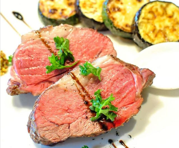 ピザ釜で焼いた肉料理も人気☆