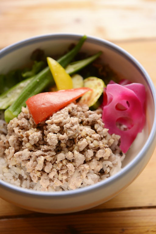 野菜たっぷり!豆腐と鶏肉のそぼろ丼