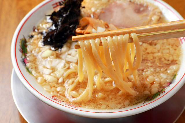 こだわりの加水率50%以上の超多加水麺