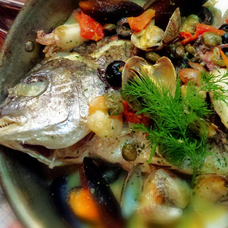 丸々鮮魚を使ったアクアパッツァ
