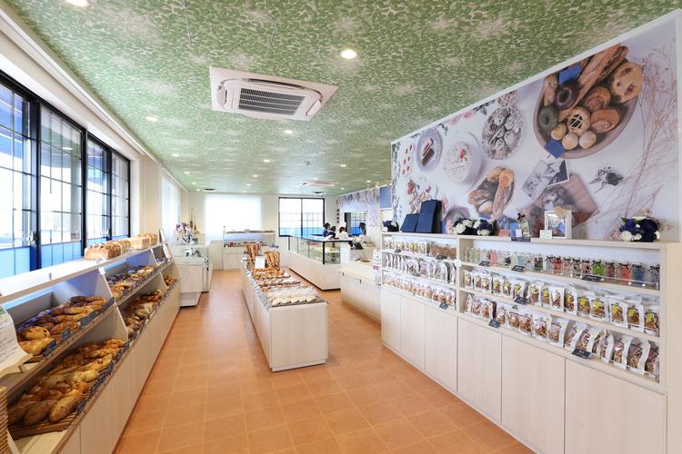 明るく落ち着いた雰囲気の広い店内です。