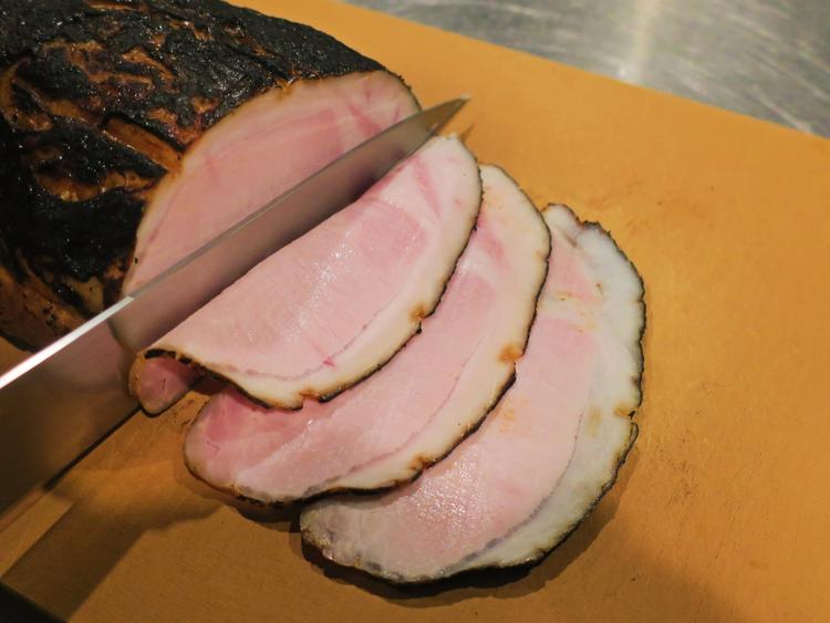 焼豚はジューシーな岩中豚を使用◎