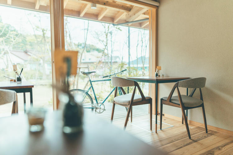 北欧の家具を使用した店内