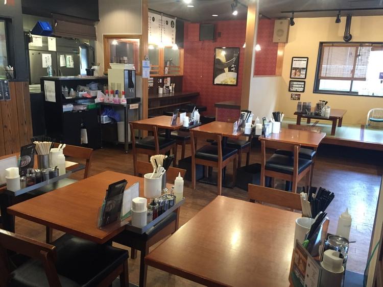 落ち着いた雰囲気が特徴の店内