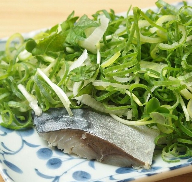 〆さば 薬味にまみれる。
