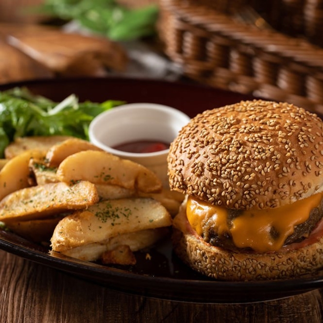 特製ハンバーガーやカレーも人気