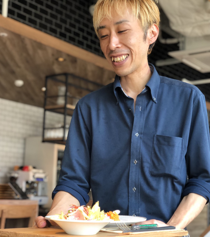 髪色自由です(彼はキッチンスタッフ)