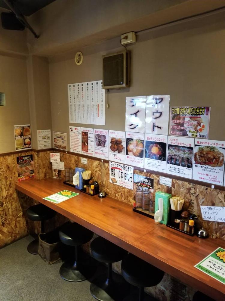 カウンターにラーメンを提供して頂きます!