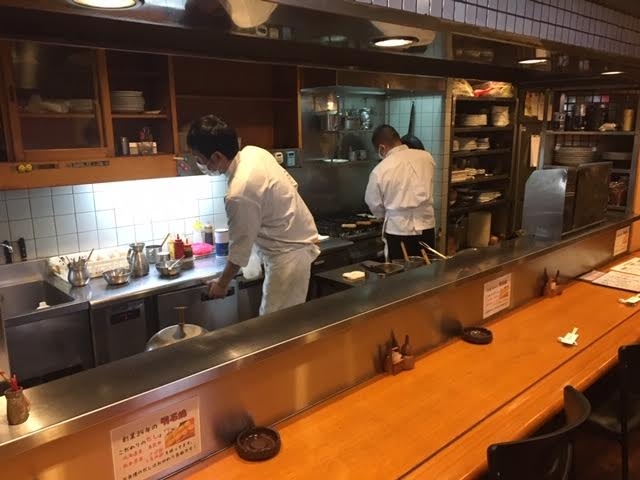 オープンキッチンでお客様との距離が近い