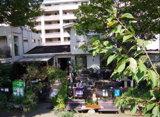 大通りの騒音は建物で遮断され働きやすい。