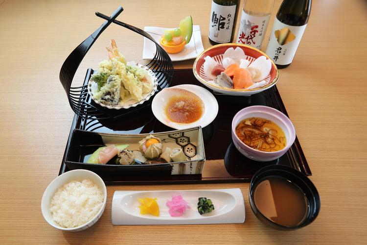 新鮮な海の幸をふんだんに使った料理