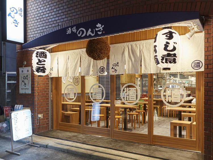明るく開放的なお店。白い提灯が目印です
